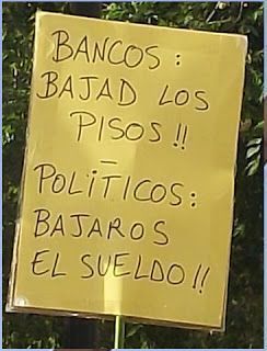 indignados bancos bajad los pisos, políticos bajaros el sueldo