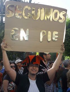 seguimos en pie