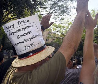 ley física: no puedo apretarme el cinturón y bajarme los pantalones