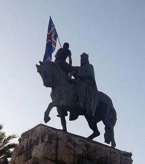 Jaime II indignado Plaza Islandia