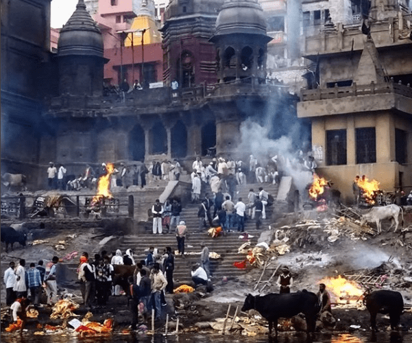 la muerte pendiente, Varanasi, Benarés, cremaciones, otro Post Data