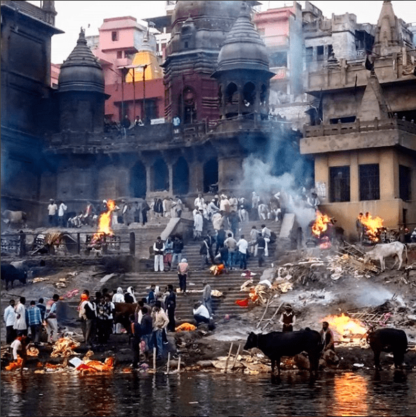 la muerte pendiente, Varanasi, Benarés, cremaciones