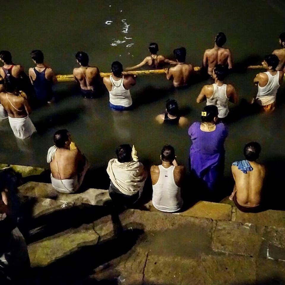 un eclipse de luna en Varanasi, Ganges, otro Post Data