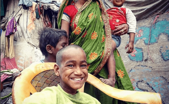 el niño de la silla, slums, India, otro Post Data