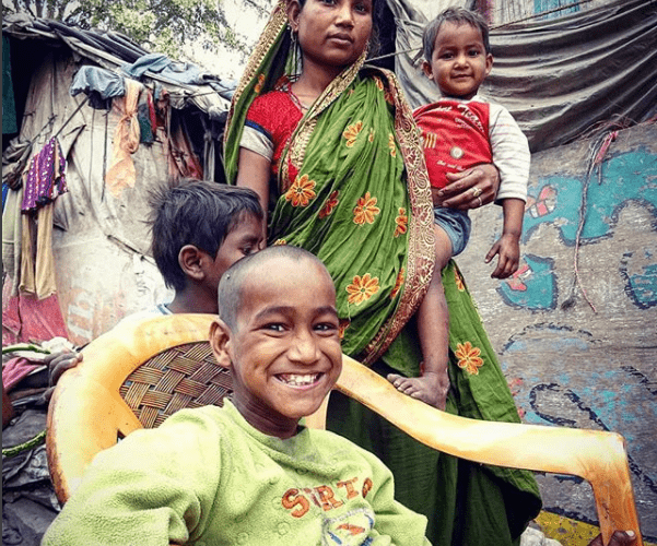 el niño de la silla, slums, India, otro Post Data
