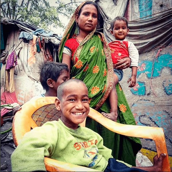 el niño de la silla, slums, India