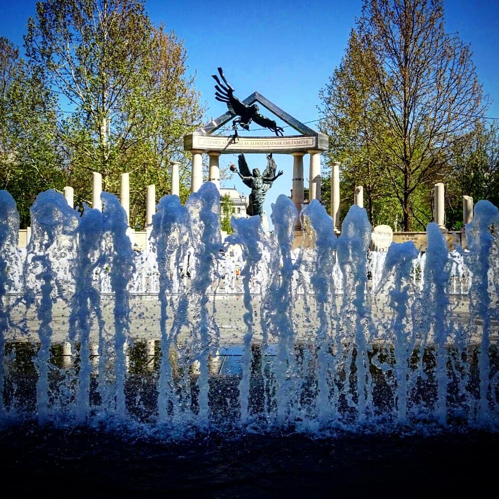 2 lobos,monumento plaza de la Libertad, Budapest, judío, holocausto