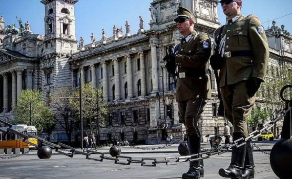 las comparaciones son odiosas, guardia del parlamento de Budapest, otro Post Data
