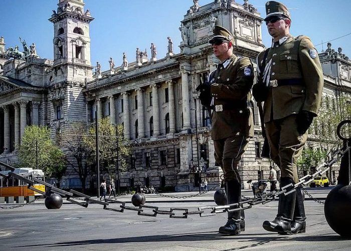las comparaciones son odiosas, guardia del parlamento de Budapest