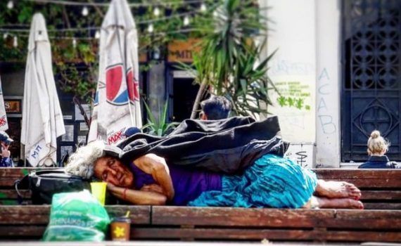 parece invisible, otro Post Data, mendigo, pobres, homeless, Atenas, Grecia