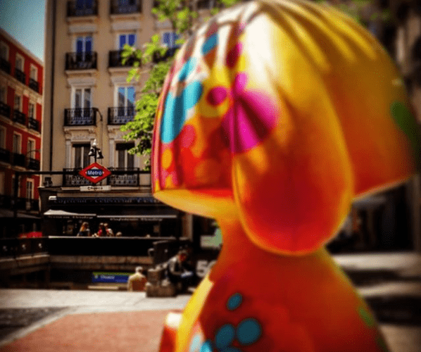 si es que ya no saben qué poner, las meninas mirando a Chueca, otro Post Data