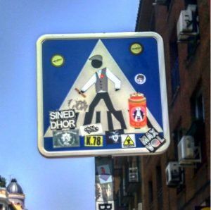 Aquel asunto de la creatividad, otro Post Data, señales de tráfico, urban art