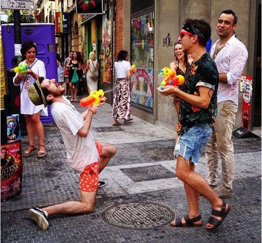 la batalla de agua, otro Post Data, Chueca, Orgullo, Madrid, pistolas de agua