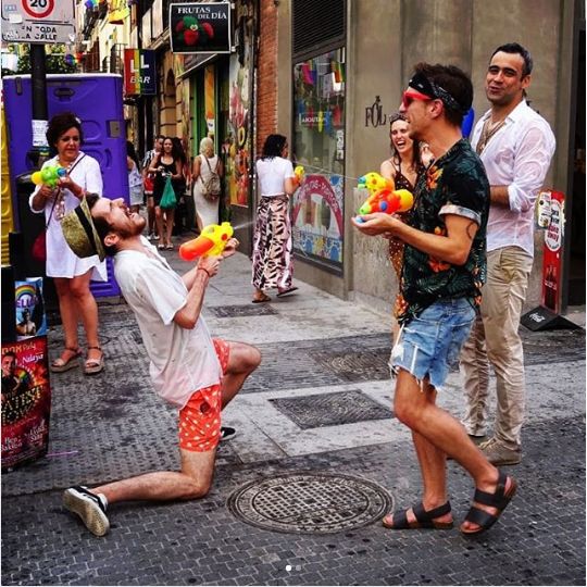 la batalla de agua, otro Post Data, Chueca, Orgullo, Madrid, pistolas de agua