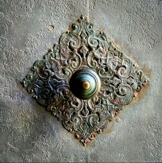 las puertas de la iglesia de Santa Eulalia, Palma, otro Post Data, judío