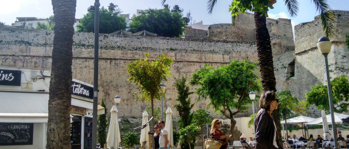 de arriba abajo, de abajo arriba, otro Post Data, Ibiza, plaza del Parque, plaza del Sol