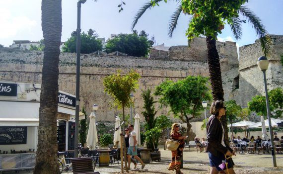de arriba abajo, de abajo arriba, otro Post Data, Ibiza, plaza del Parque, plaza del Sol