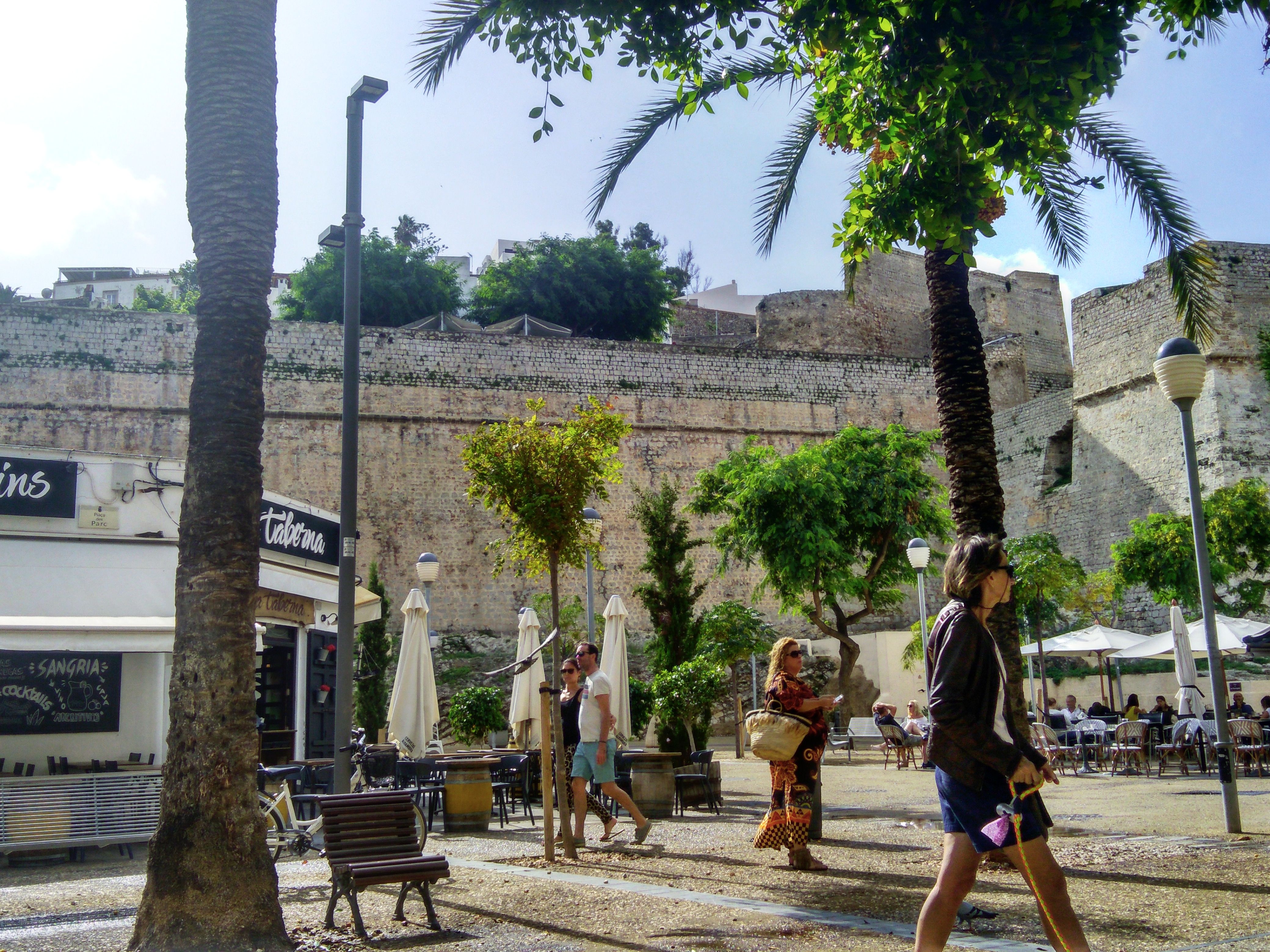 de arriba a abajo, de abajo a arriba, otro Post Data, Ibiza, plaza del Parque, plaza del Sol