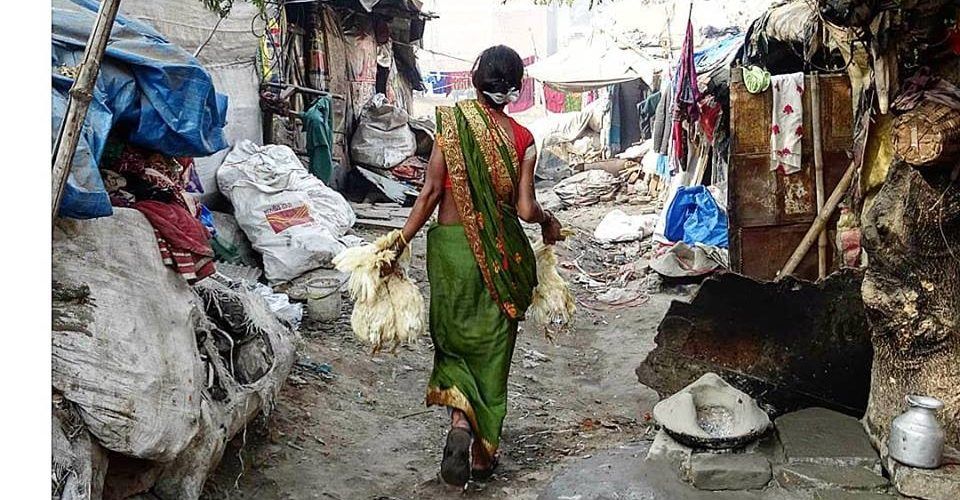 otro Post Data, una mujer y gallinas, slums, INdia, Benarés, Varanasi