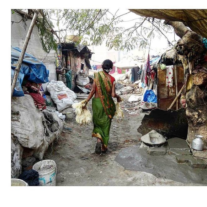 otro Post Data, una mujer y gallinas, slums, INdia, Benarés, Varanasi