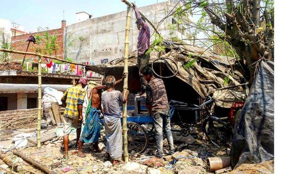 otro Post Data, y soplaré y soplaré, India, slums, casa bambú