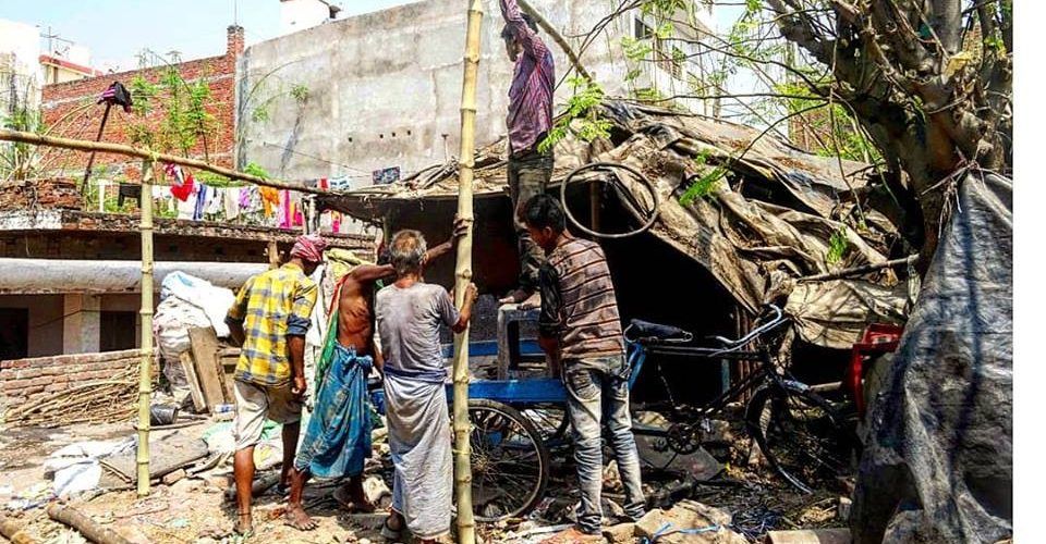 otro Post Data, y soplaré y soplaré, India, slums, casa bambú